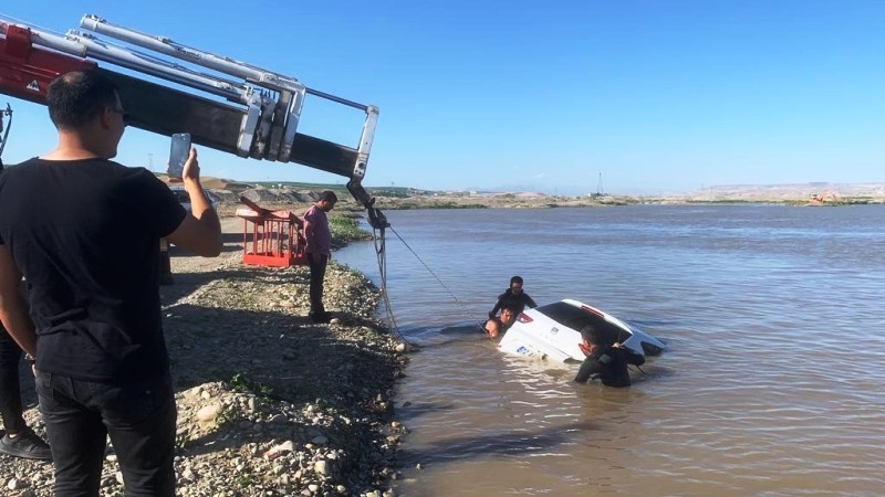 Dur ihtarına uymayan araç Batman Çayına uçtu, aracın içinden 100 kilo uyuşturucu çıktı