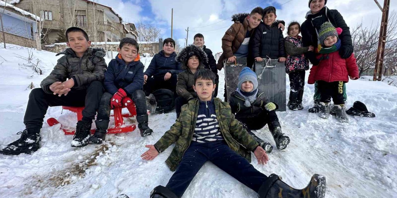 Yüksekova’da kar yağışına en çok sevinenler çocuklar oldu! Oynamaya doyamadılar