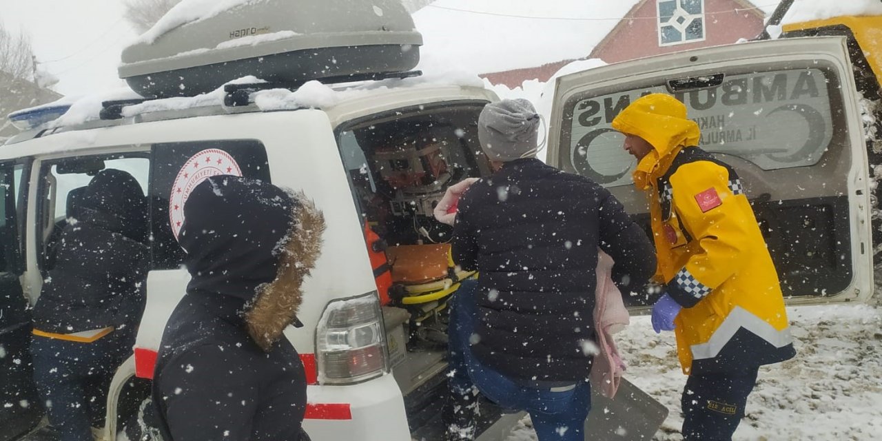 Kardan yolu kapanan köyde rahatsızlanan çocuk için 112 seferber oldu
