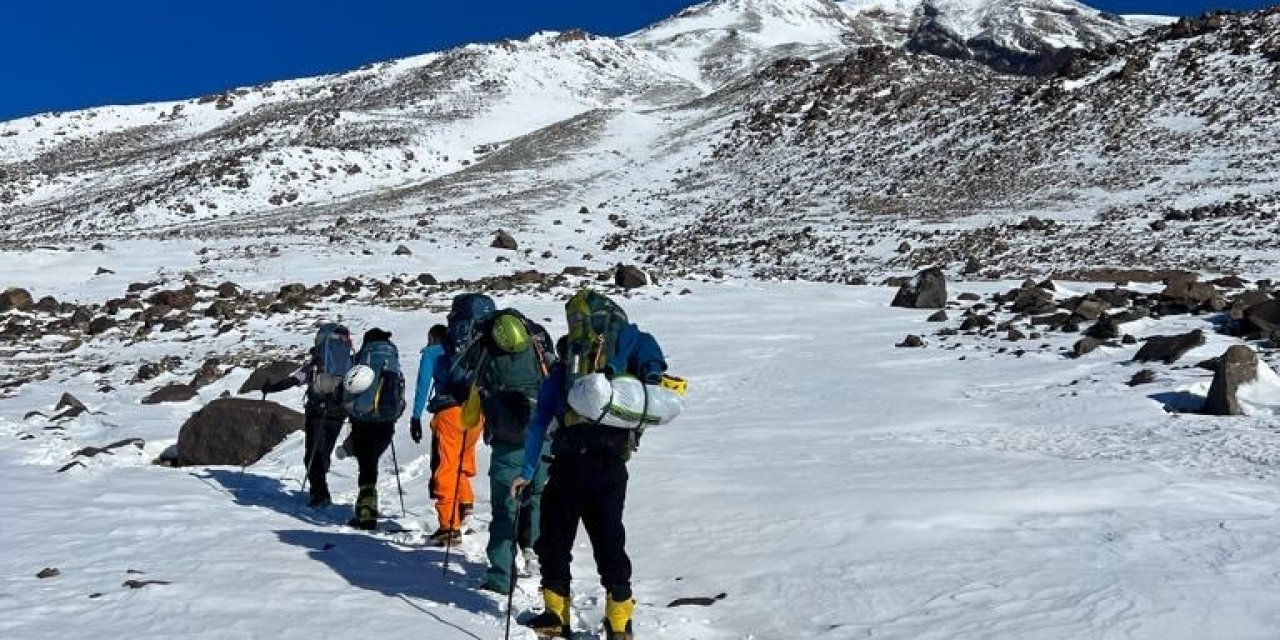 Eksi 33 derecede Türkiye’nin  en yüksek Dağına tırmandılar