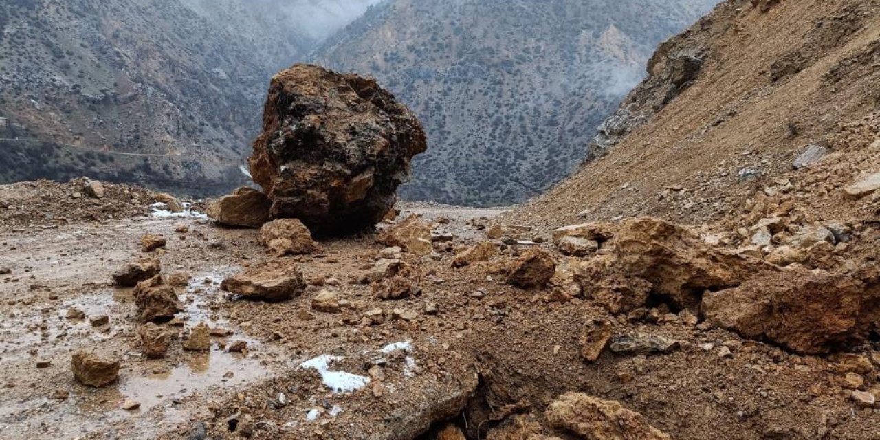 Aman dikkat edin! yola dev kaya parçaları düştü