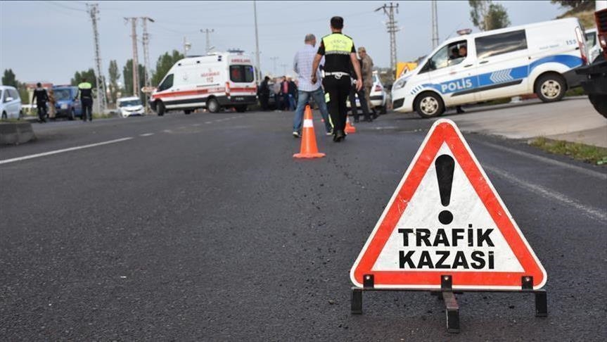 CİZRE’DE ŞEHİR İÇİNDE HIZ YAPAN OTOMOBİL MOTOSİKLETE ÇARPTI: 2 YARALI