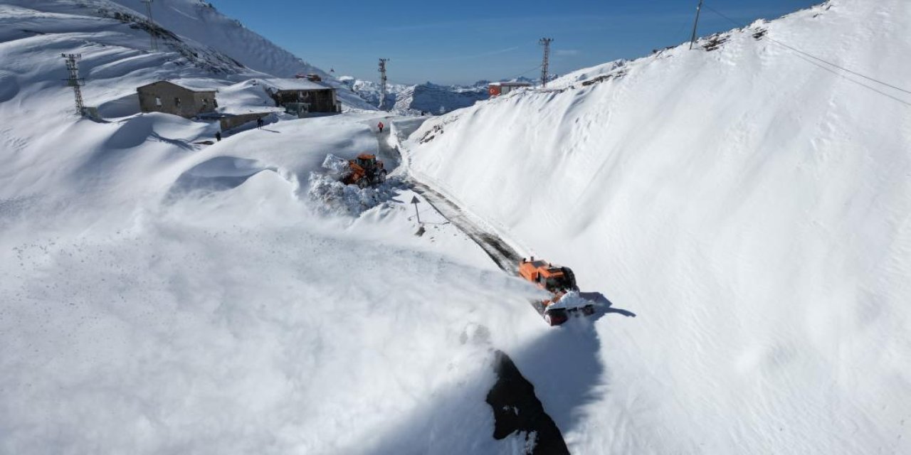 Şırnak’ta kar kalınlığı dozer boyunu aştı