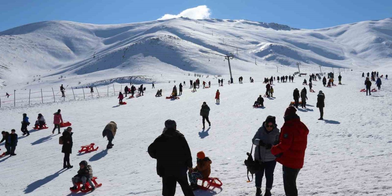 Gören burayı Uludağ sanıyor ama değil! Van'daki o bölgeye ziyaretçi yağıyor