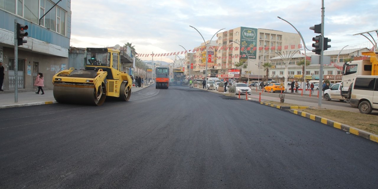Cizre'de İdil Caddesinde Sıcak Asfalt çalışması başlatıldı