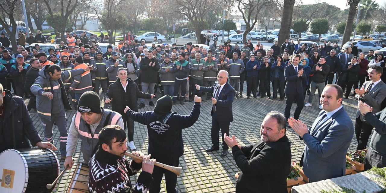 Belediye çalışanlarınlrıyla toplu sözleşme  imzaladı davul zurna ile kutlandı