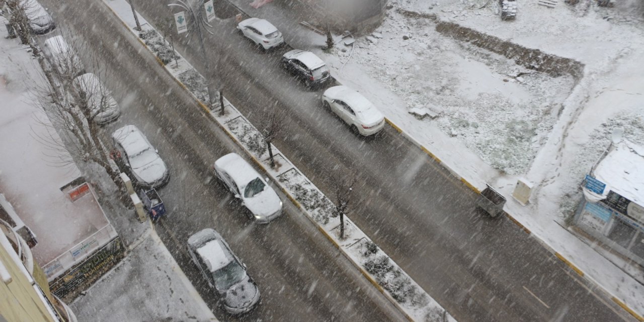 Şırnak’a beklenen kar yağdı, köy yolları kapandı