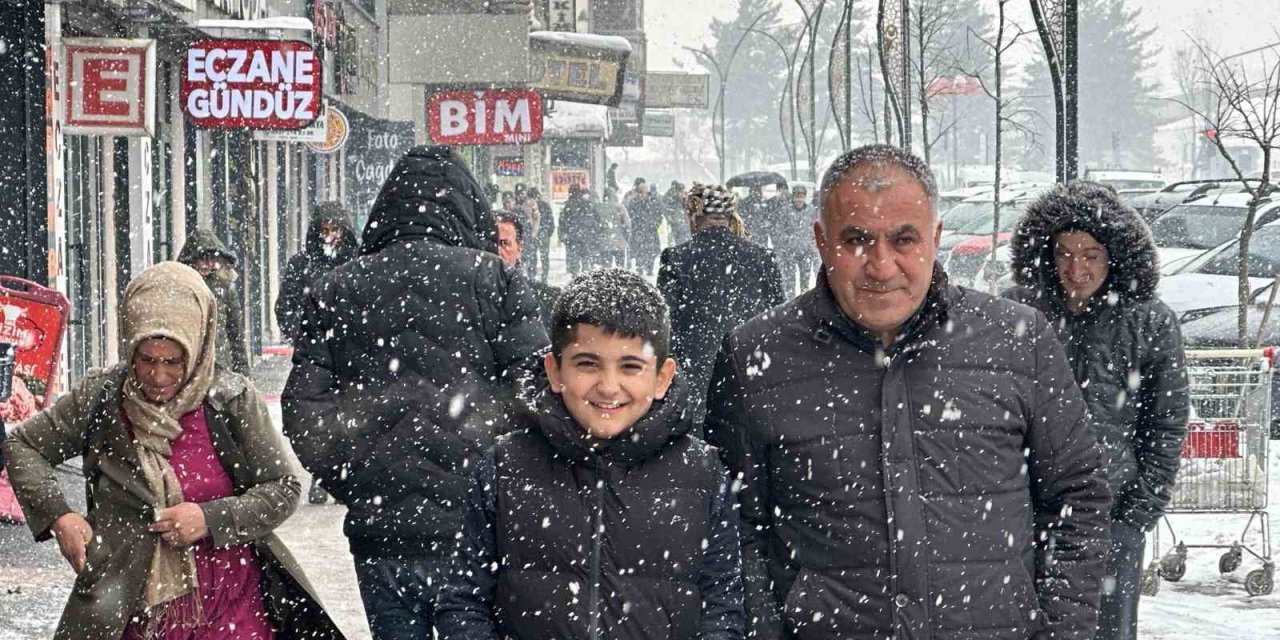 Yüksekova’da yoğun kar yağışı nedeniyle Uçak seferleri iptal edildi