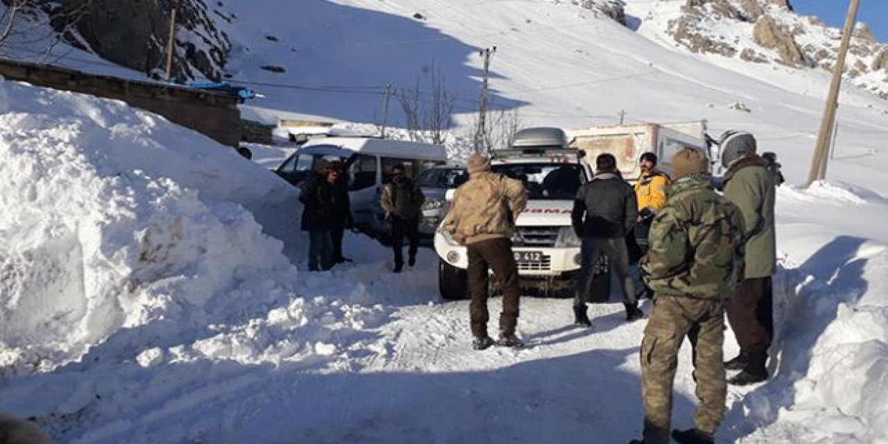 Beytüşşebap’ta kar nedeni ile yolu kapanan köyde hastalanan adamın imdadına ekipler yetişti