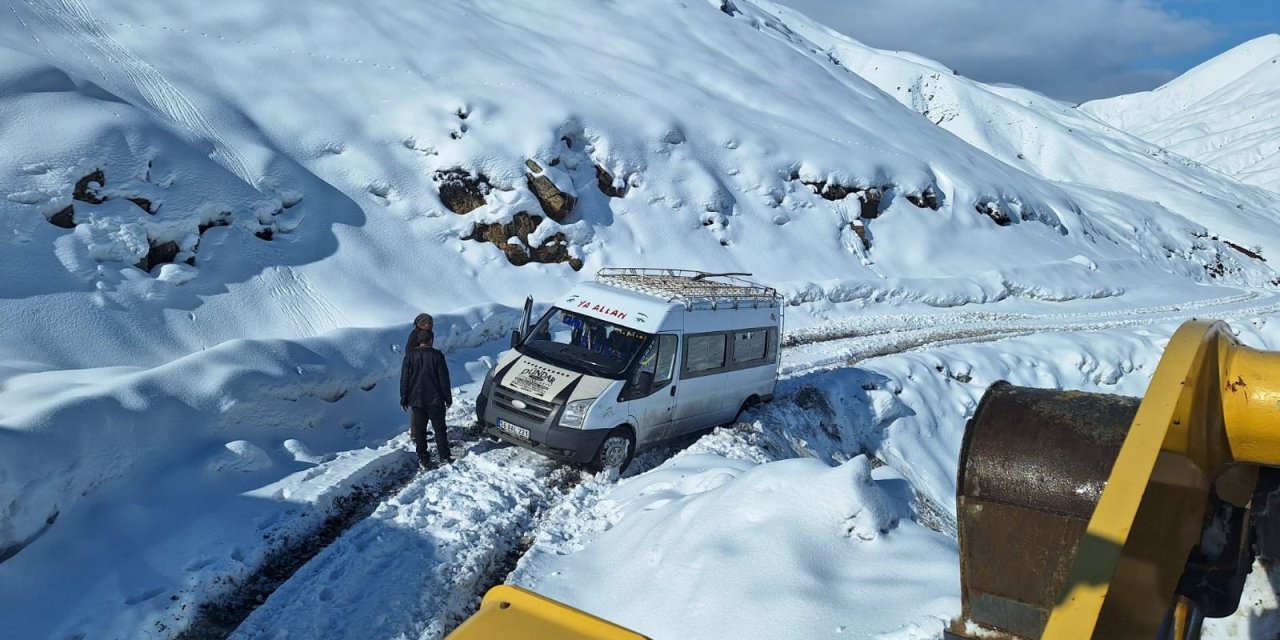 Şırnak -Siirt yolu kar yağışı rekor seviyede!Köy yolları ulaşıma kapandı