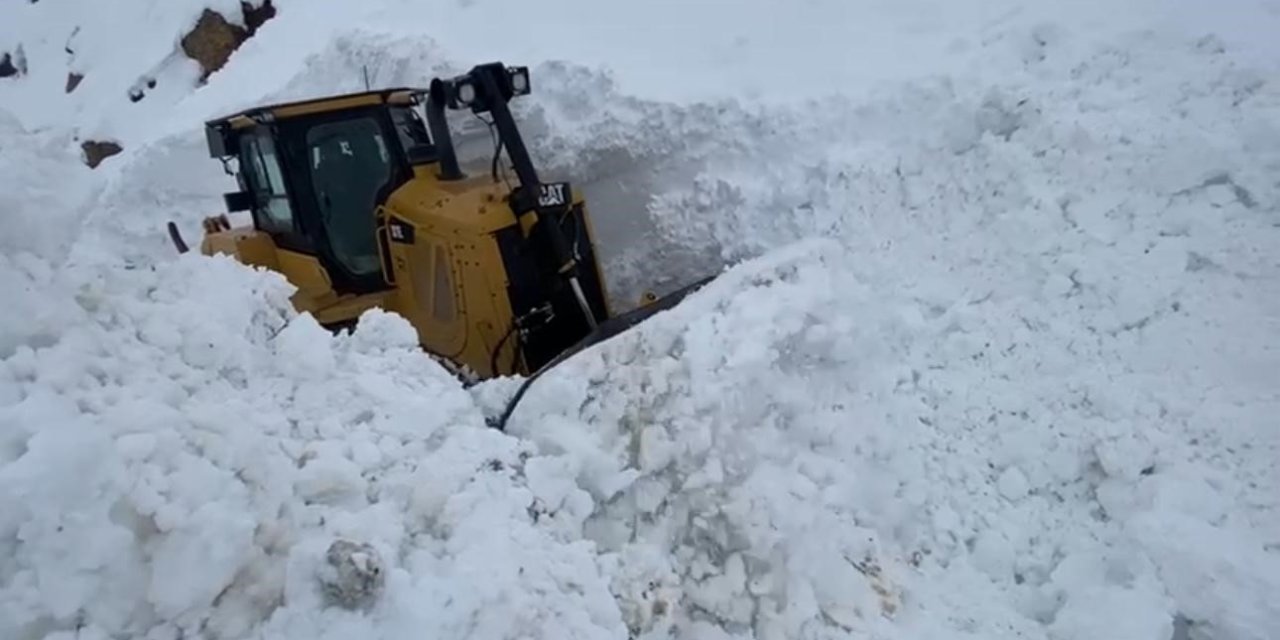 Şırnak'ta kar kalınlığı dozer boyunu aştı