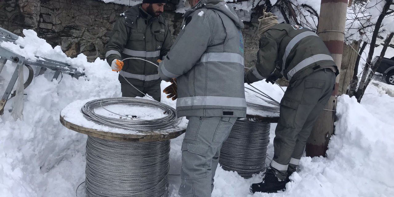 Şırnak’ta enerji şirketi ekipleri karlı yolları aşıp elektrik arızalarını gideriyor