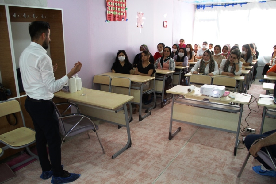 Silopi’de köy kadınlarına 'Kadına Yönelik Şiddetle Mücadele' semineri