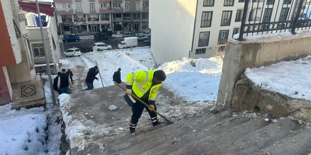 Şırnak Belediyesi kentin her yerinde kar çalışması başlattı