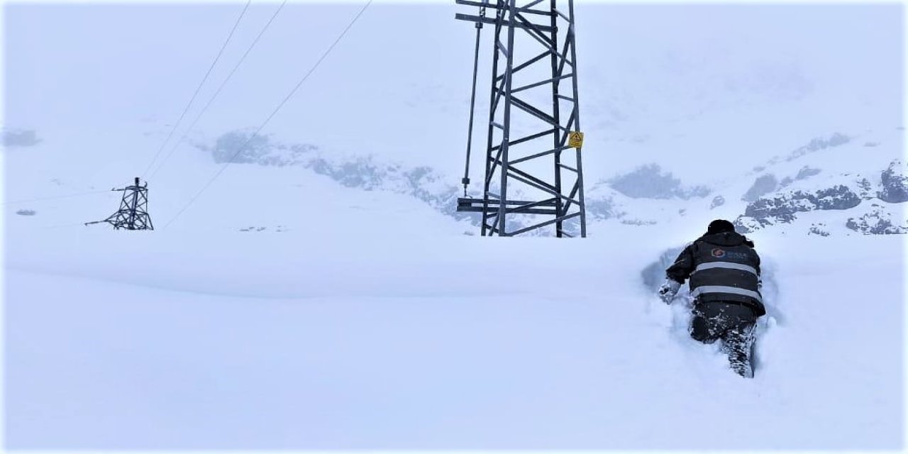 Kar yağdı Dicle Elektrik'in zorlu kış mesaisi başladı