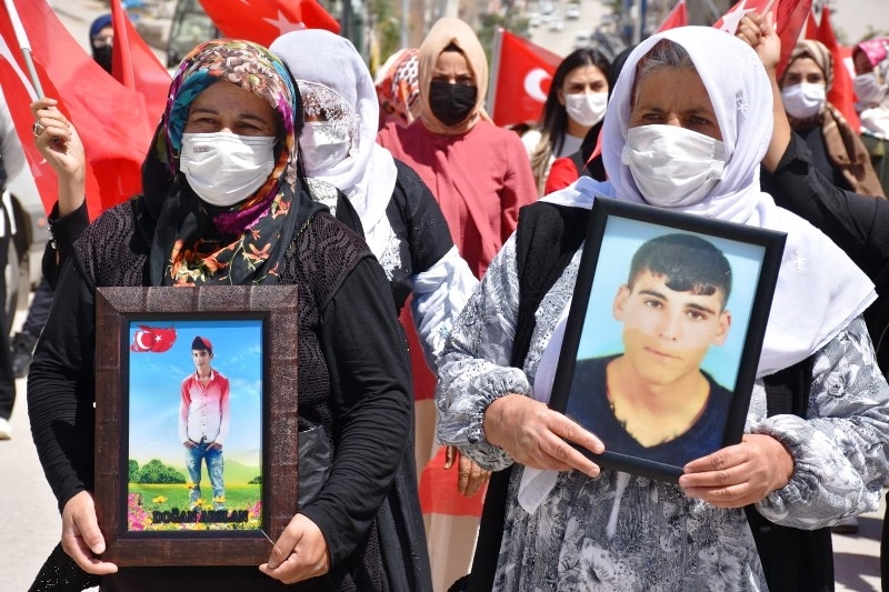 Şırnak’ta terör mağduru aileler HDP İl Başkanlığı binası önünde eylem yaptı