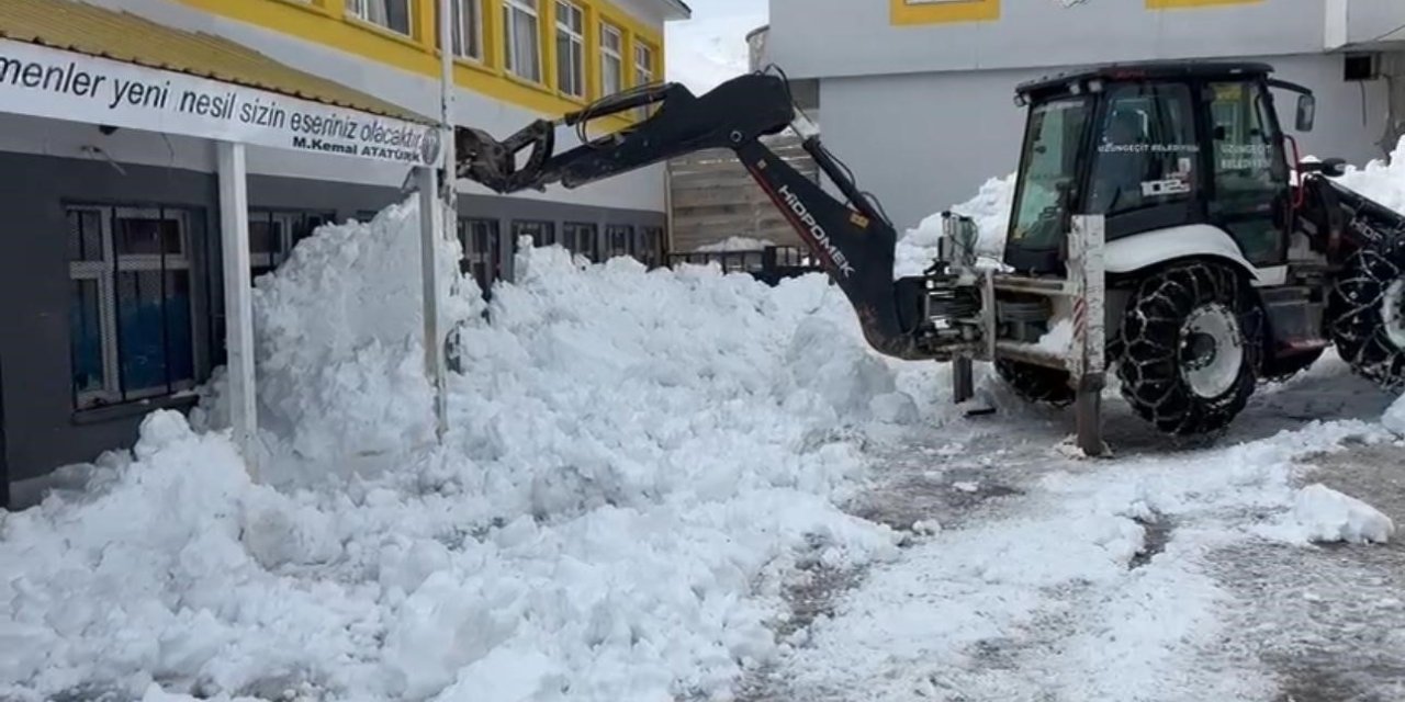 Şırnak'ta okul hazırlıkları,okul bahçeleri kardan temizleniyor