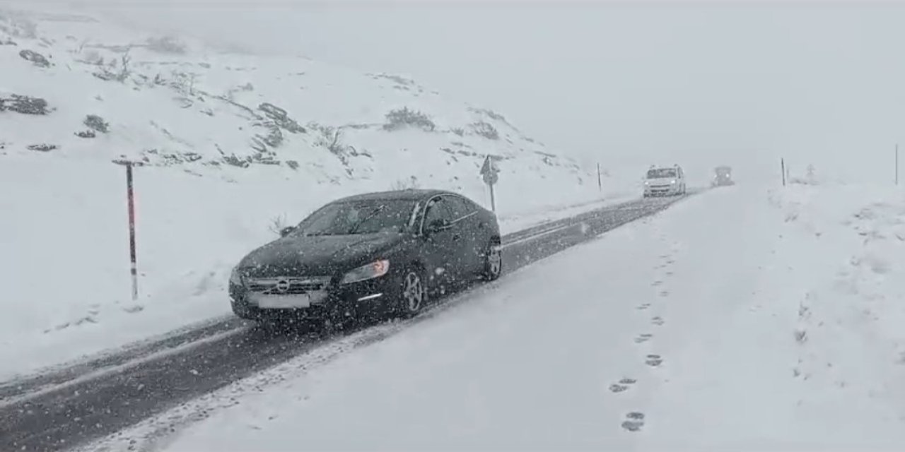 Siirt-Şırnak karayolu üzeri yolda mahsur kalan 25 araç için çalışmalar sürüyor
