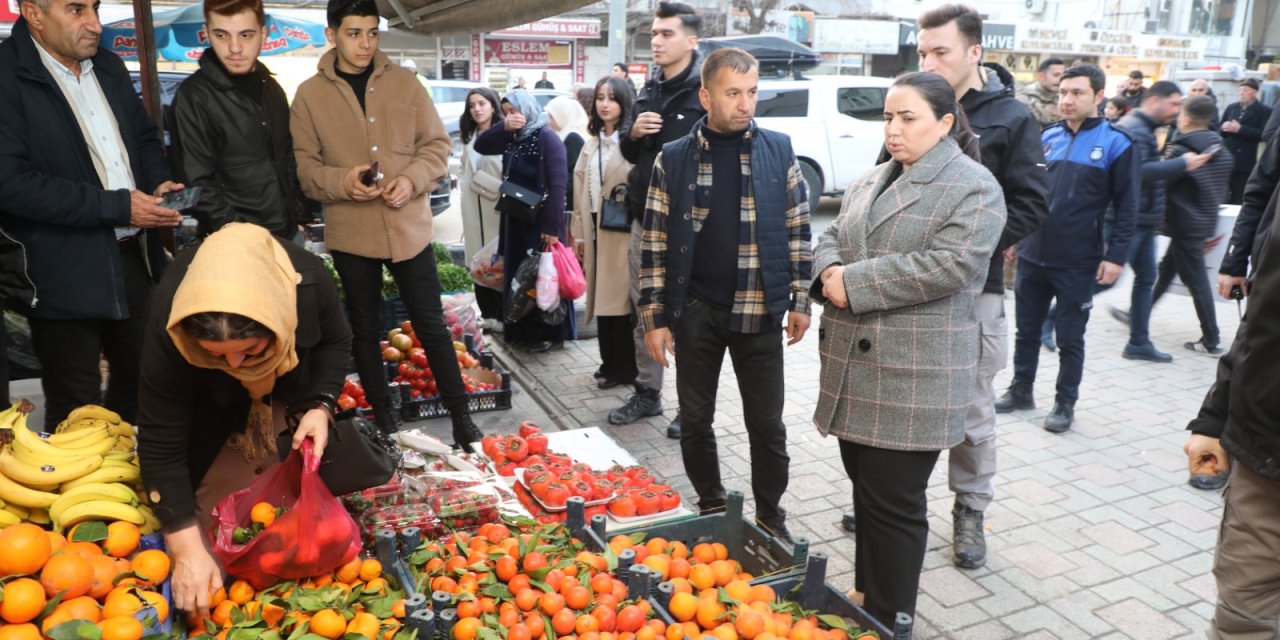 Kaymakam Demir’in esnaf ve kütüphane ziyareti