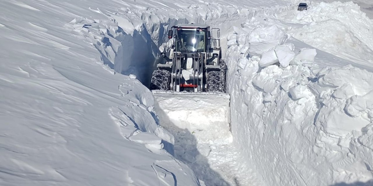 Hakkari’de yol açma sırasında 5 metrelik kar tünelleri korkuttu