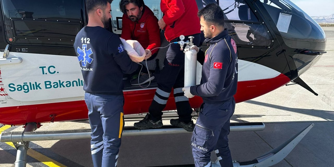Şırnak'ta ambulans helikopter 2,5 aylık Adem için havalandı