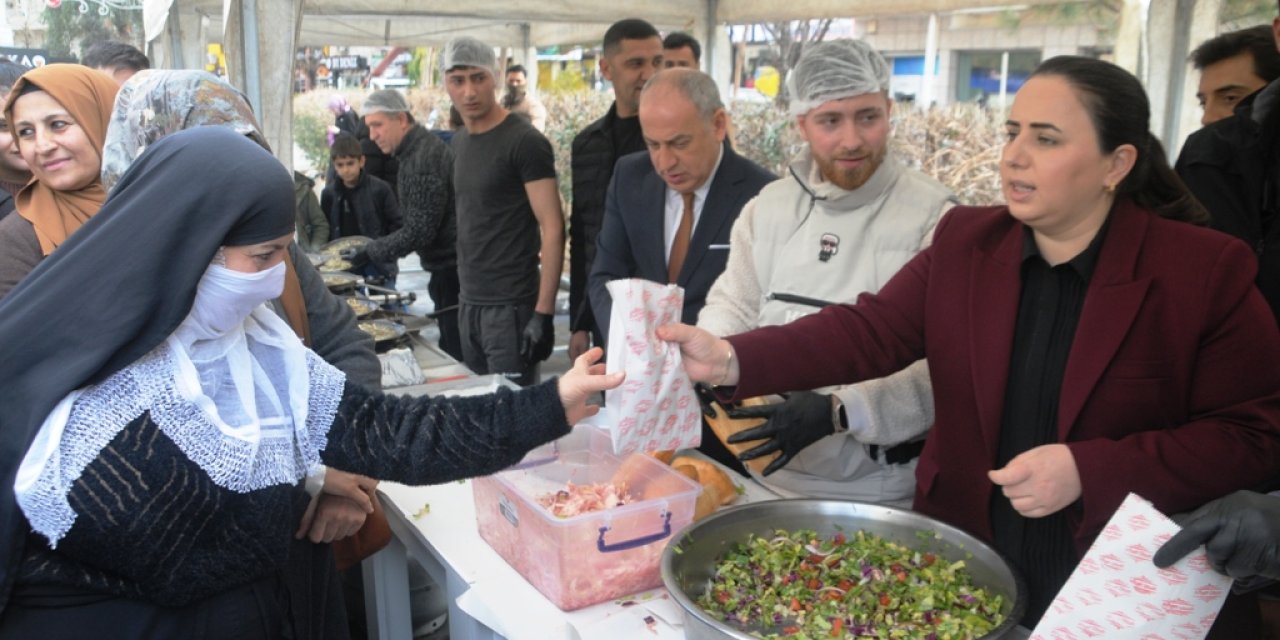Cizre’deki Hamsi Festivalinde Ücretsiz Hamsi Kuyruğu! Vatandaşlara Bedava Dağıtıldı