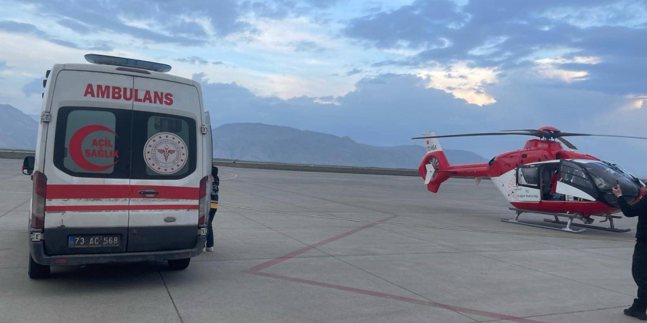 Silopi'de ambulans helikopter 2,5 aylık bebek için havalandı