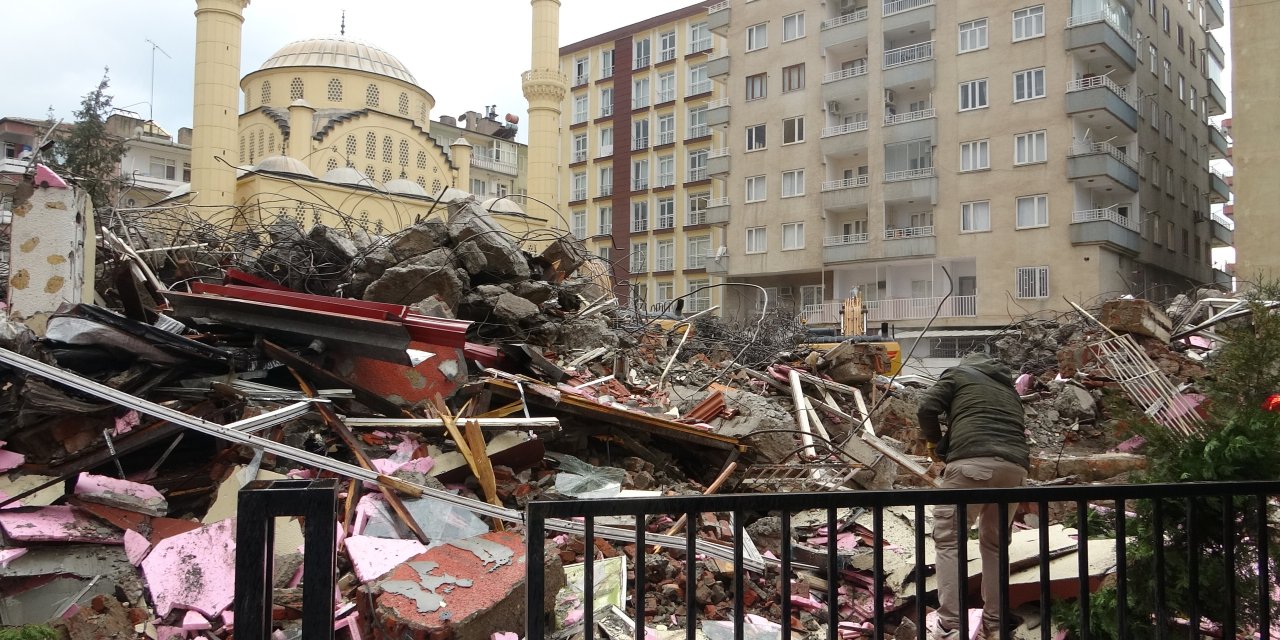 Diyarbakır'ın yarım asırlık kütüphanesi yıkıldı