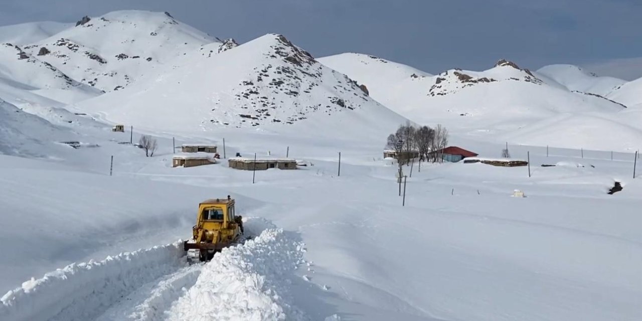 Şırnak'ta yaylada kalan 4 aile için karlı yolları açma çalışmaları sürüyor