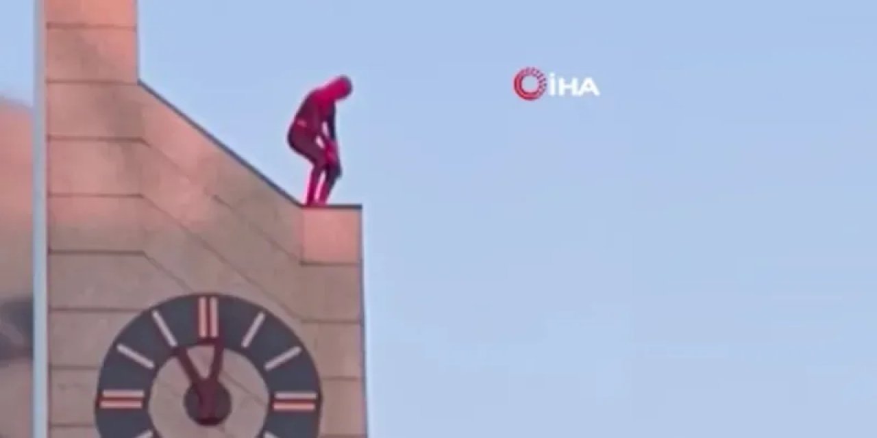 Berat Kandilinde ilginç Görüntü: Spiderman Cami Önündeki Saat Kulesine Tırmandı