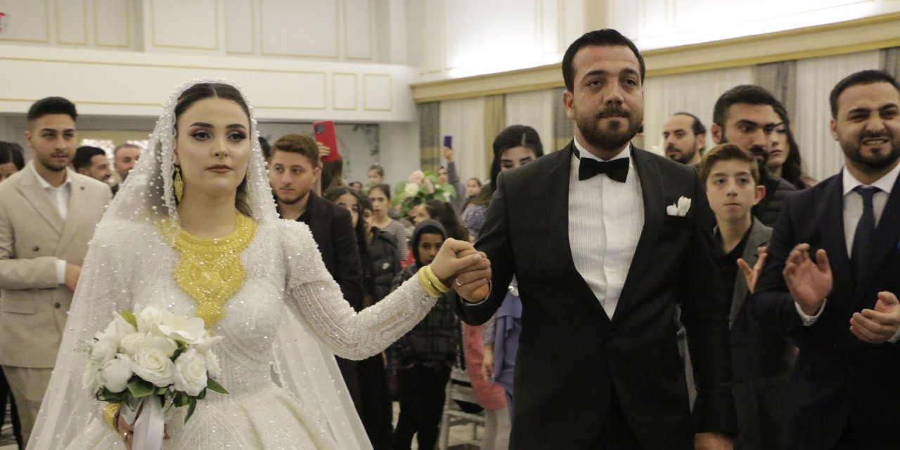 Diyarbakır’da miting gibi düğün; Binlerce kişinin katıldığı düğünde paralar havada uçtu