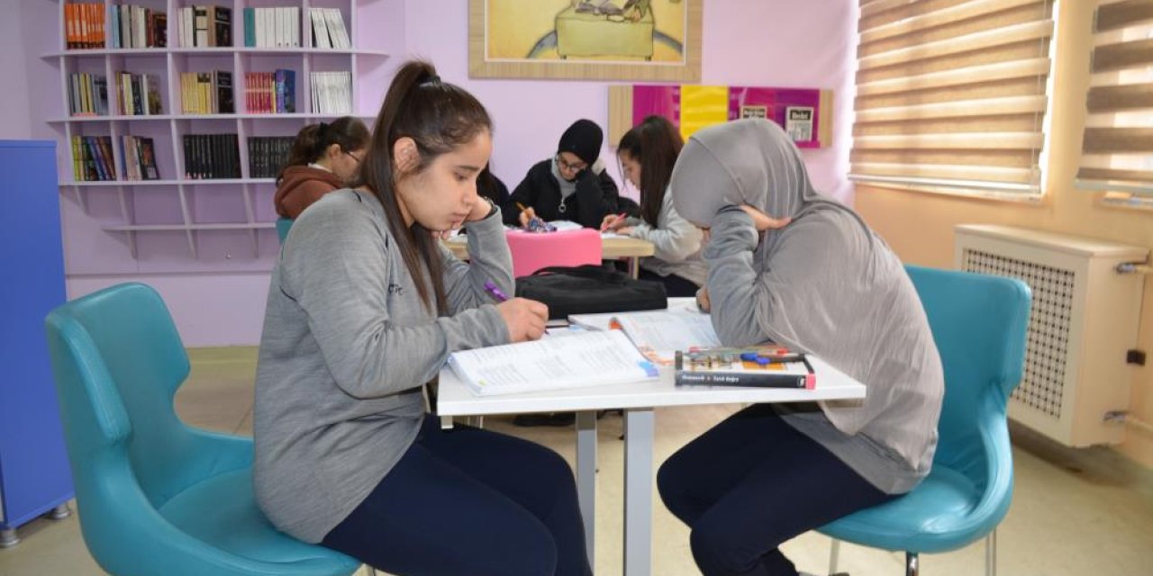 Şehidin İsmi Verilen kütüphanede Şırnaklı çocuklar ders çalışıyor