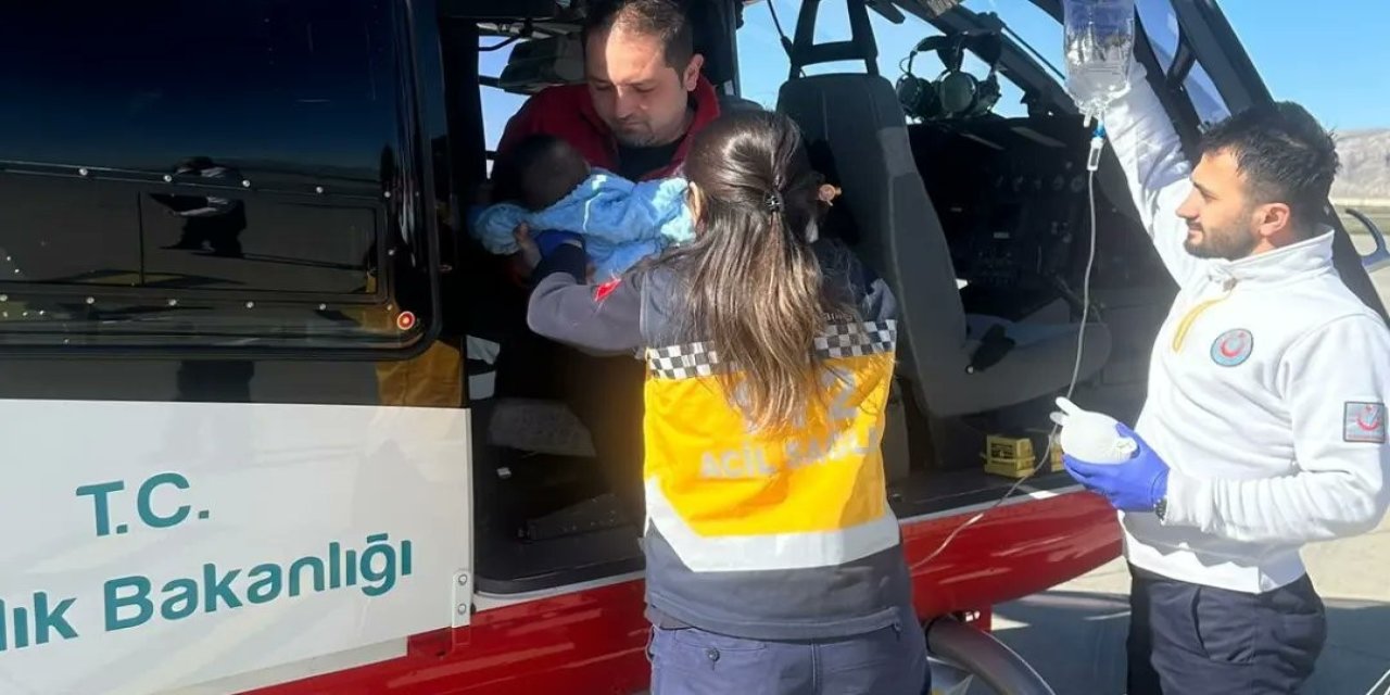 Şırnak'ta yüksek ateşi olan bebek ambulans helikopterle Elazığ'a sevk edildi