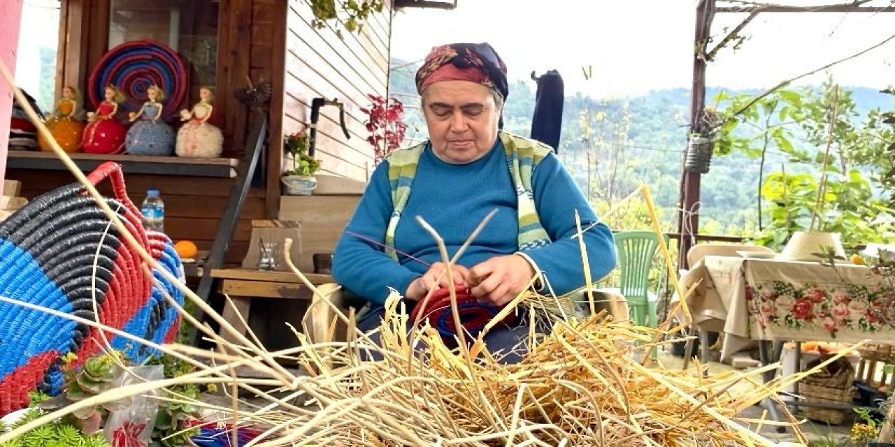 Depremzede kadın buğday sapları ile yaşamam tutunuyor