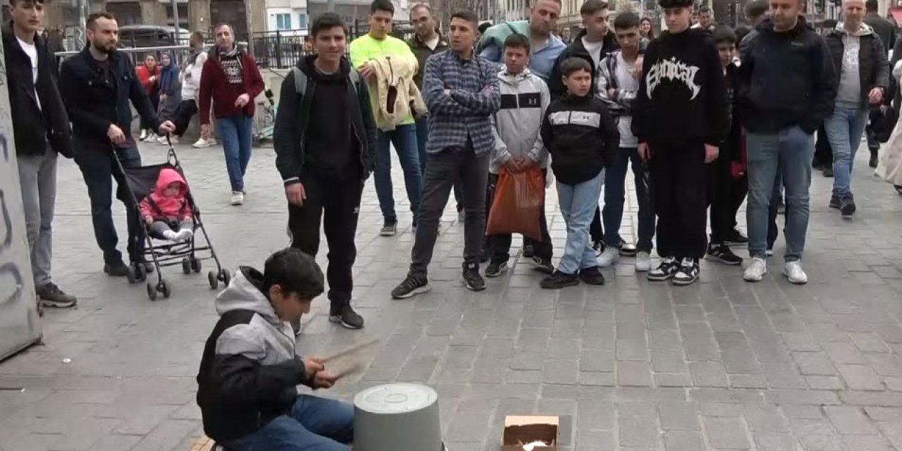 Yoğurt kabıyla ritim tutan yetenekli çocuk büyük ilgi gördü