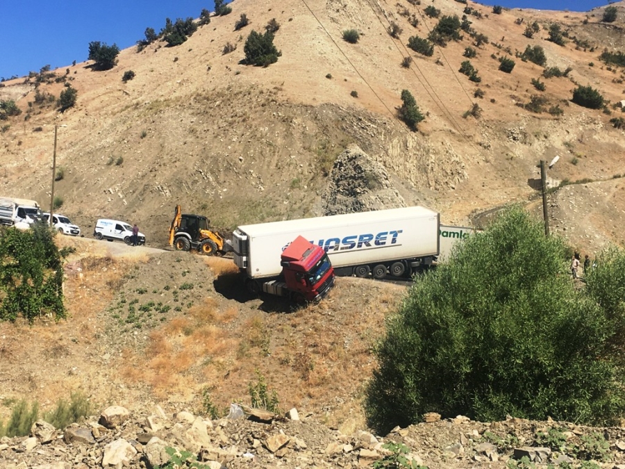 Direksiyon hakimiyetini kaybeden tır uçurumun ağzında askıda kaldı