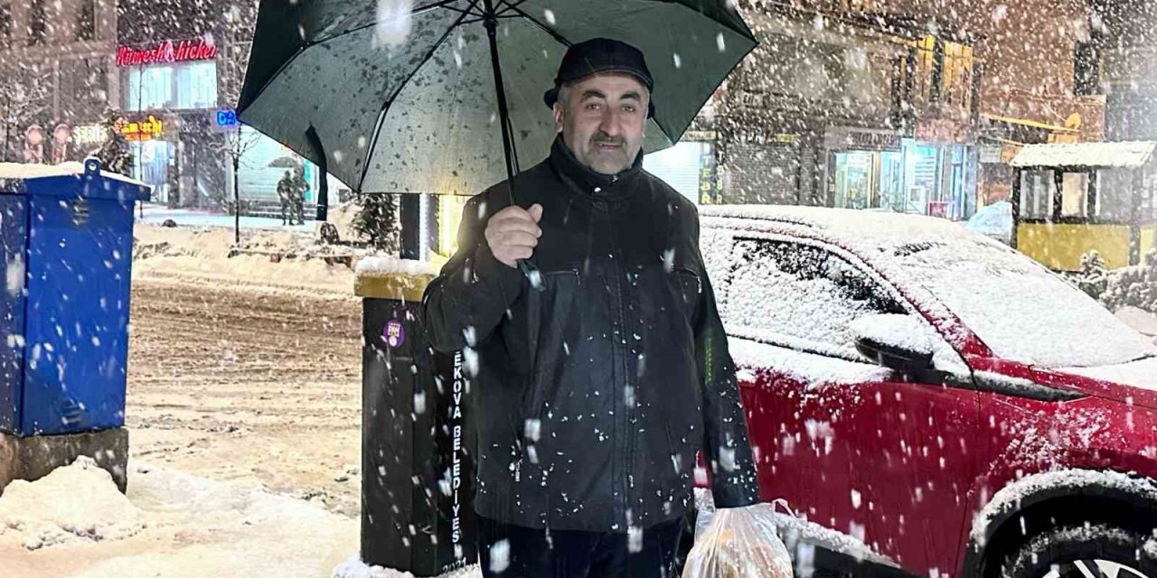 Hakkari Yüksekova’da lapa lapa kar yağışı sürüyor