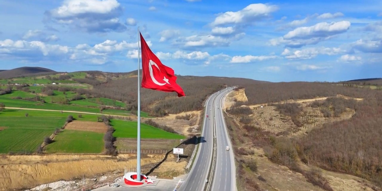 Türkiye'nin en büyük bayrağı o ilde dalgalanıyor