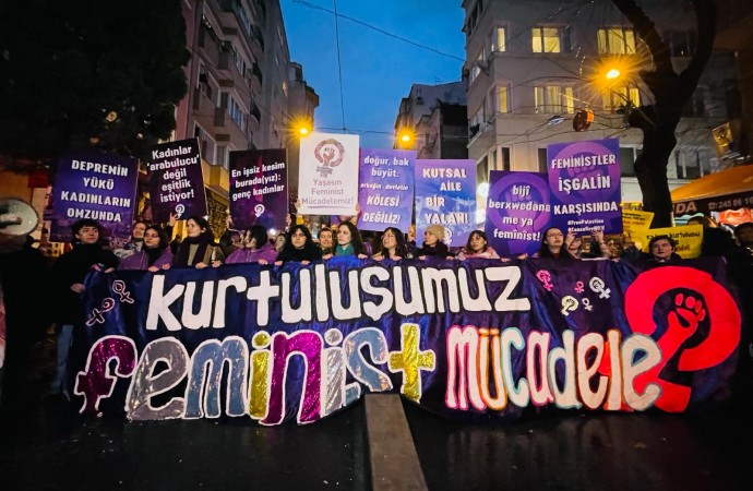 Feministler gece yürüyüşünde;Dev pankartlarla yürüdüler