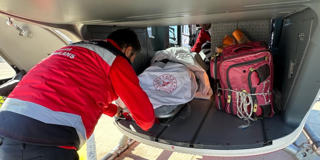 Şırnak'ta ambulans helikopter, riskli gebeliği bulunan kadın için havalandı