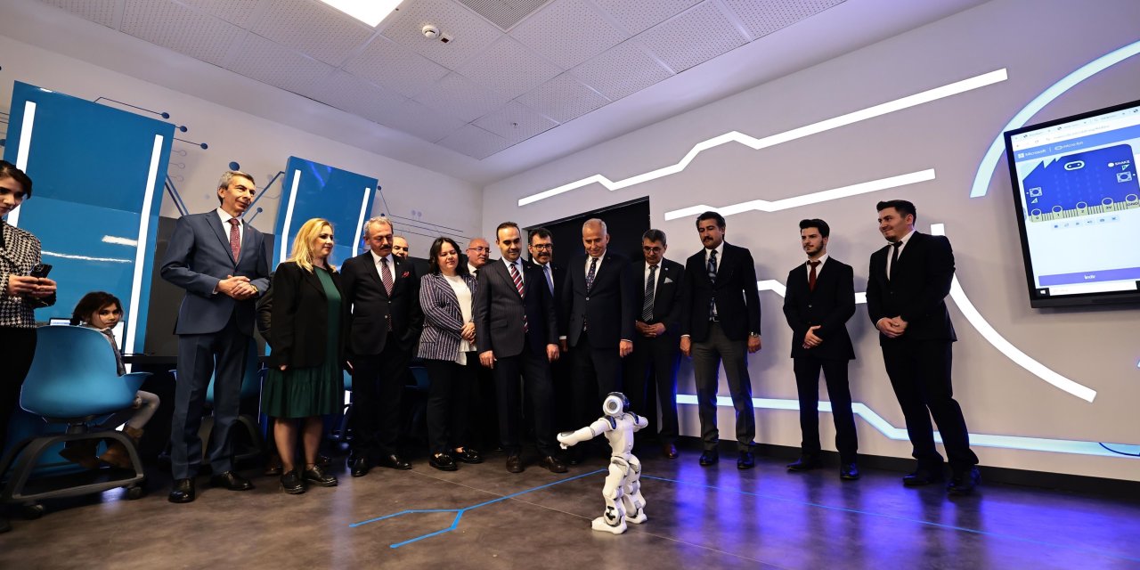 Cezeri İsimli Robot'tan Zeybek Şov