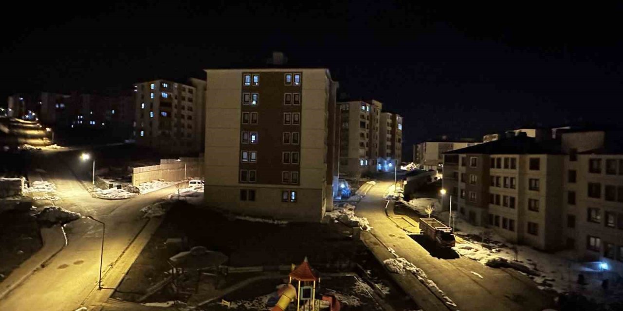 Hakkari'nin Yüksekova ilçesinde artçı depremler devam ediyor