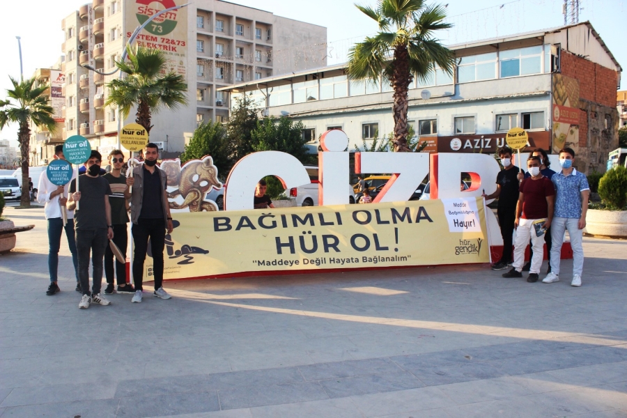 Cizre’de Gençler, vatandaşları uyuşturucunun zararları hakkında bilgilendirdi.