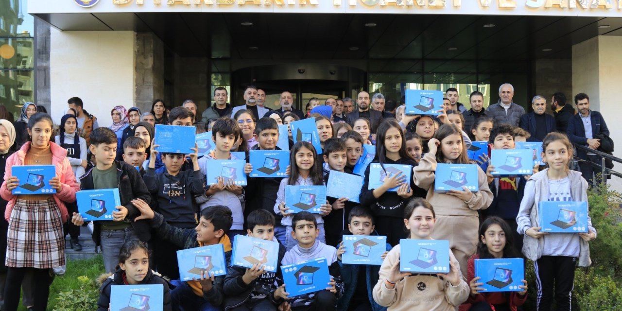 Diyarbakır'da Kürtçe seçmeli ders seçenlere tablet desteği