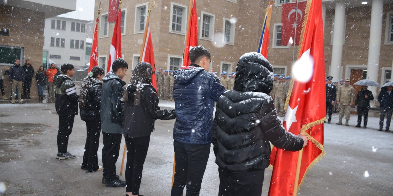 Şırnak'ta öğrenciler kar altında Çanakkale Zaferini kutladı