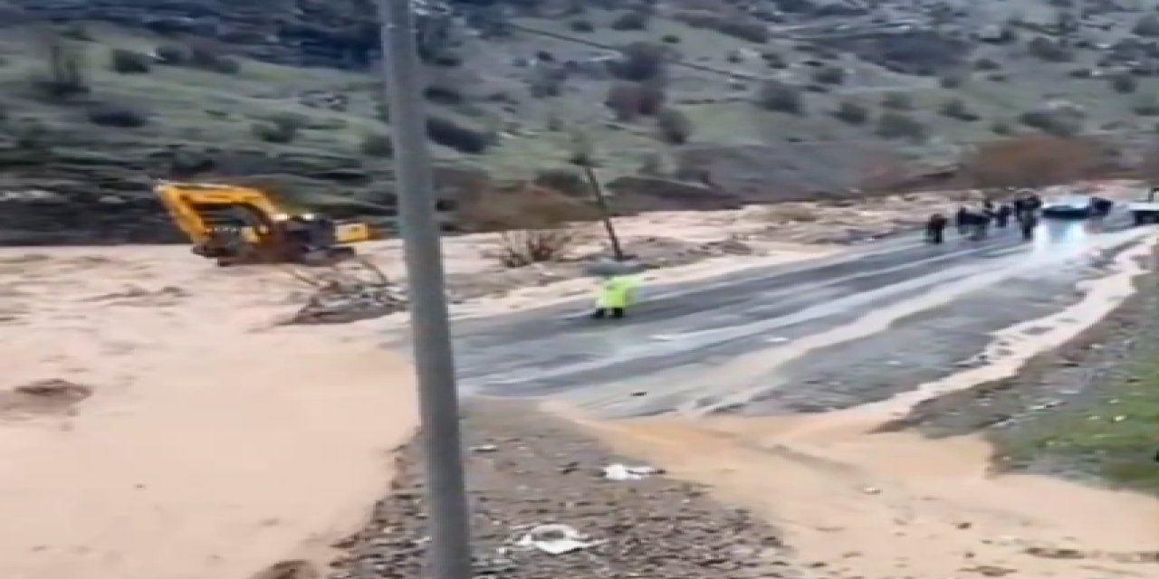 Şırnak'ta Sağanak yağış hayatı felç etti;Yollar kapandı hayvanlar telef oldu