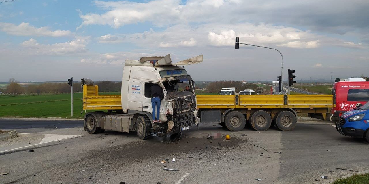 Korkunç kaza;Tır, yolcu minibüsüne çarptı: 5 ölü, 10 yaralı