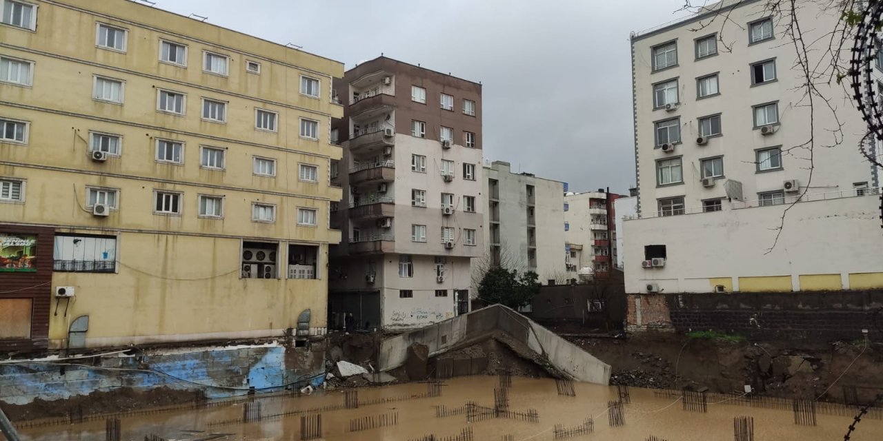 Cizre’de dereler taştı binalar boşaltıldı suların çekilmesiyle zarar gün yüzüne çıktı