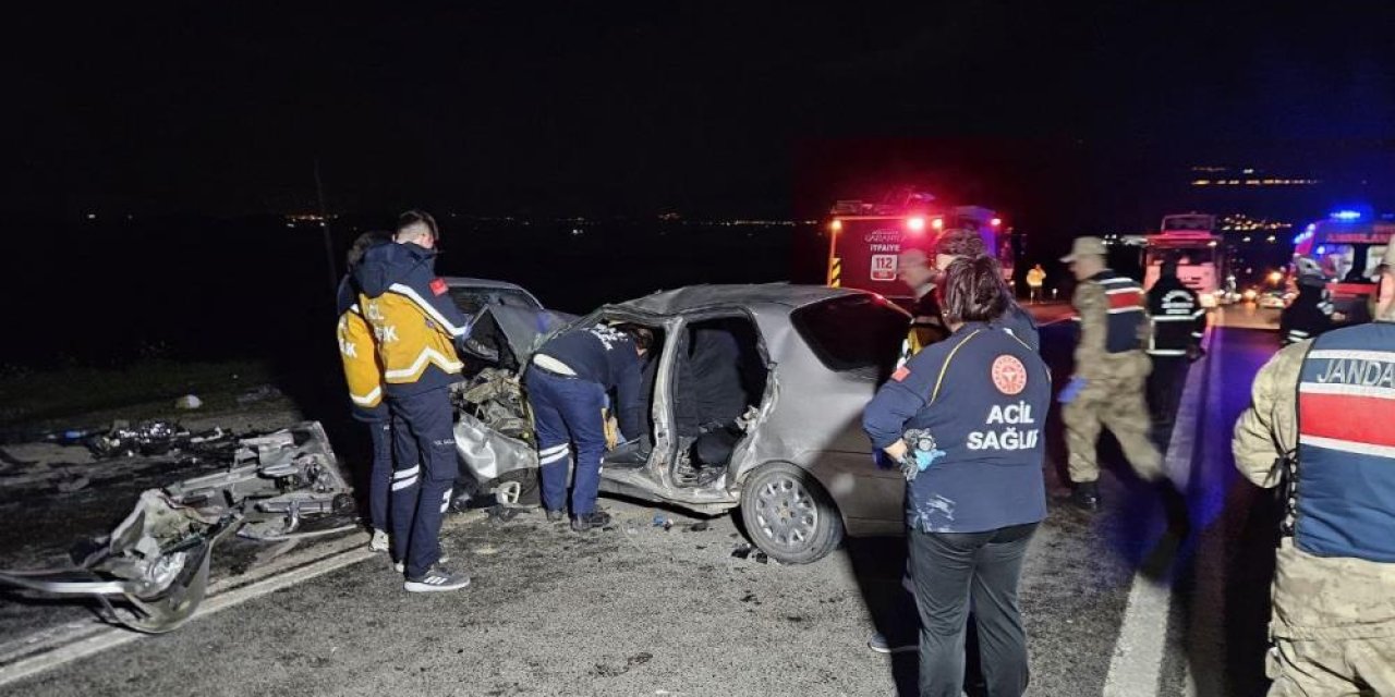 Gaziantep'te iki otomobil kafa kafaya çarpıştı: 2 ölü, 6 yaralı