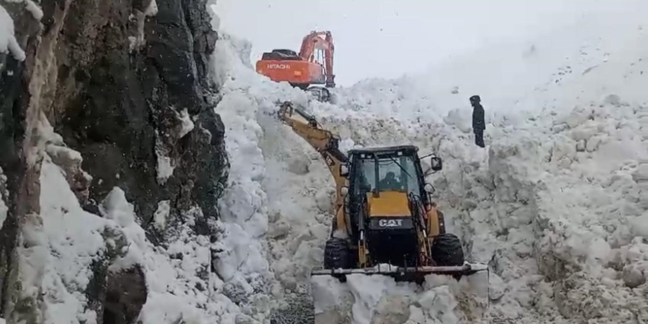 Beytüşşebap'ta mahsur kalan aileler için yol açma çalışmaları sürüyor